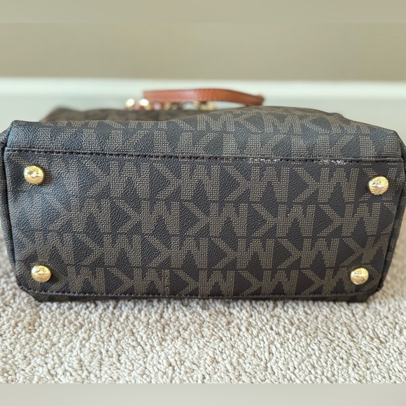 New Michael Kors Signature Monogram Harper Tote - Picture 9 of 9